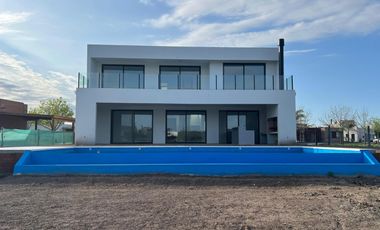 Casa en venta a la laguna  Canton Barrio Golf a estrenar con pileta