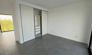 Casa en venta a la laguna  Canton Barrio Golf a estrenar con pileta