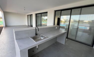 Casa en venta a la laguna  Canton Barrio Golf a estrenar con pileta