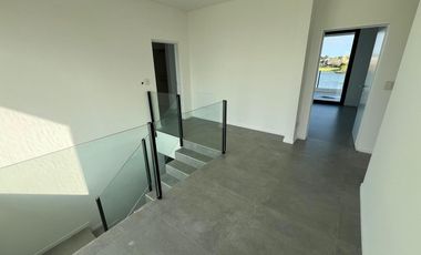 Casa en venta a la laguna  Canton Barrio Golf a estrenar con pileta