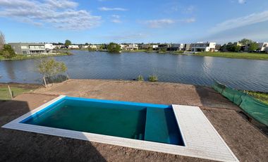 Casa en venta a la laguna  Canton Barrio Golf a estrenar con pileta
