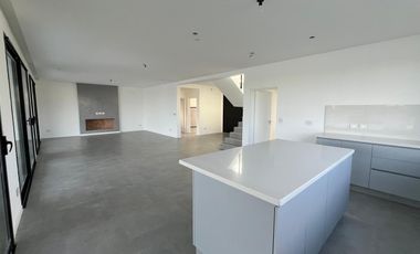 Casa en venta a la laguna  Canton Barrio Golf a estrenar con pileta