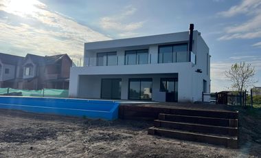 Casa en venta a la laguna  Canton Barrio Golf a estrenar con pileta