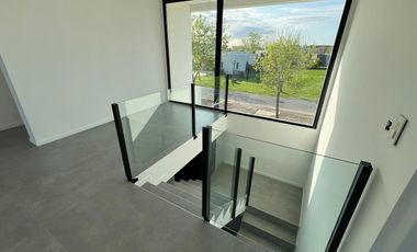 Casa en venta a la laguna  Canton Barrio Golf a estrenar con pileta