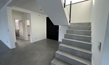 Casa en venta a la laguna  Canton Barrio Golf a estrenar con pileta