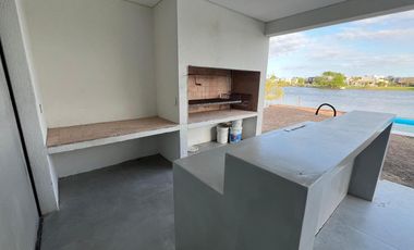Casa en venta a la laguna  Canton Barrio Golf a estrenar con pileta