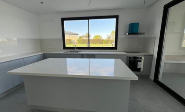 Casa en venta a la laguna  Canton Barrio Golf a estrenar con pileta