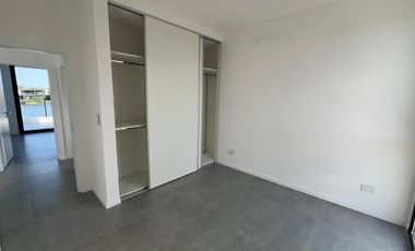 Casa en venta a la laguna  Canton Barrio Golf a estrenar con pileta