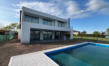 Casa en venta a la laguna  Canton Barrio Golf a estrenar con pileta