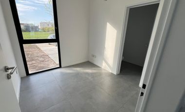 Casa en venta a la laguna  Canton Barrio Golf a estrenar con pileta