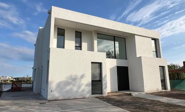 Casa en venta a la laguna  Canton Barrio Golf a estrenar con pileta