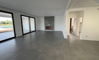 Casa en venta a la laguna  Canton Barrio Golf a estrenar con pileta
