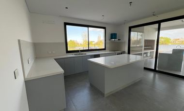 Casa en venta a la laguna  Canton Barrio Golf a estrenar con pileta