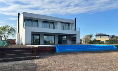 Casa en venta a la laguna  Canton Barrio Golf a estrenar con pileta
