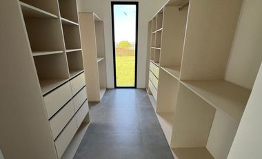 Casa en venta a la laguna  Canton Barrio Golf a estrenar con pileta