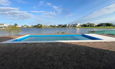 Casa en venta a la laguna  Canton Barrio Golf a estrenar con pileta