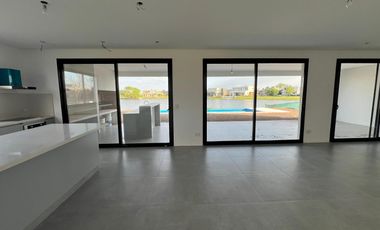 Casa en venta a la laguna  Canton Barrio Golf a estrenar con pileta