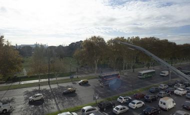 Departamento con vista al parque Thays y cochera