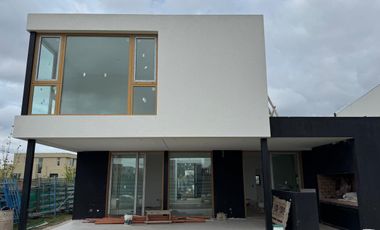 ACEPTA FINANCIACION!! Casa en Venta en Carpinchos - Nordelta