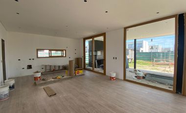 ACEPTA FINANCIACION!! Casa en Venta en Carpinchos - Nordelta