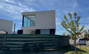 ACEPTA FINANCIACION!! Casa en Venta en Carpinchos - Nordelta