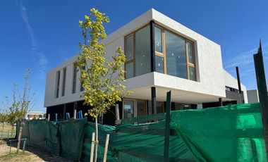 ACEPTA FINANCIACION!! Casa en Venta en Carpinchos - Nordelta