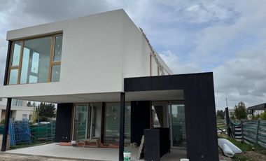 ACEPTA FINANCIACION!! Casa en Venta en Carpinchos - Nordelta