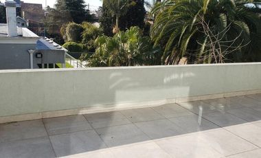 Casa de categoría con piscina, quincho y parque en Berazategui Centro