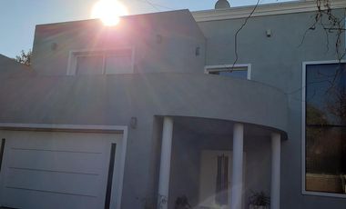 Casa de categoría con piscina, quincho y parque en Berazategui Centro