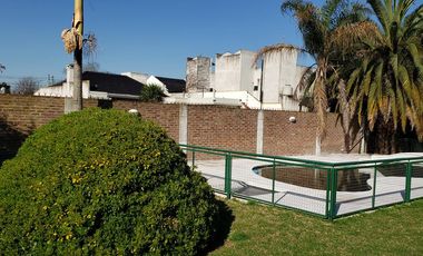 Casa de categoría con piscina, quincho y parque en Berazategui Centro