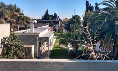Casa de categoría con piscina, quincho y parque en Berazategui Centro