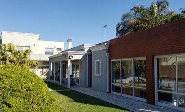 Casa de categoría con piscina, quincho y parque en Berazategui Centro