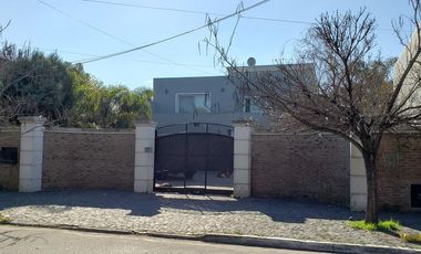 Casa de categoría con piscina, quincho y parque en Berazategui Centro
