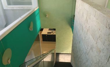 Casa de categoría con piscina, quincho y parque en Berazategui Centro