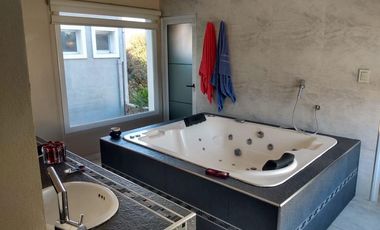Casa de categoría con piscina, quincho y parque en Berazategui Centro