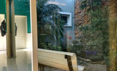 Casa de categoría con piscina, quincho y parque en Berazategui Centro