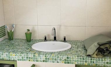 Casa de categoría con piscina, quincho y parque en Berazategui Centro