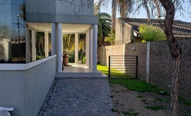 Casa de categoría con piscina, quincho y parque en Berazategui Centro