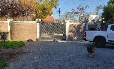 Casa de categoría con piscina, quincho y parque en Berazategui Centro