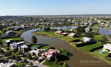 Casa de estilo moderno en Venta al agua! 4 ambientes al agua con pileta - El Cantón- Escobar
