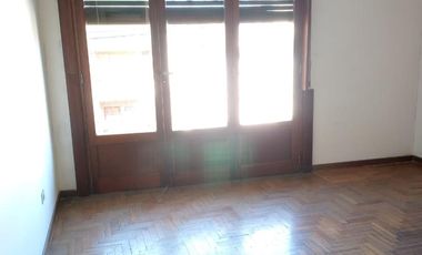 Venta Departamento con Galpón y Local en Ramos Mejia Muy buen Estado