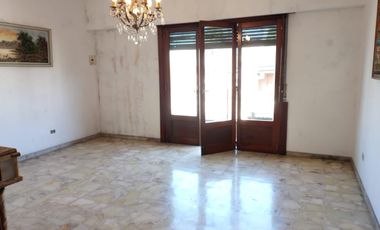 Venta Departamento con Galpón y Local en Ramos Mejia Muy buen Estado