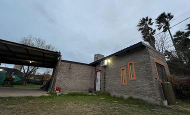Casa en esquina de dos dormitorios y amplio patio en  Ibarlucea