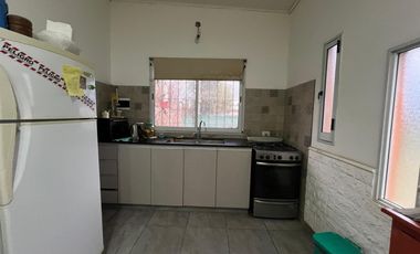 Casa en esquina de dos dormitorios y amplio patio en  Ibarlucea
