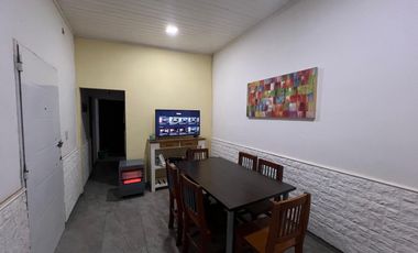 Casa en esquina de dos dormitorios y amplio patio en  Ibarlucea