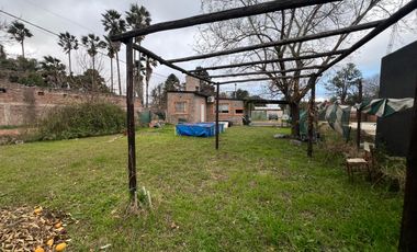 Casa en esquina de dos dormitorios y amplio patio en  Ibarlucea