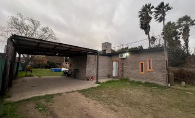 Casa en esquina de dos dormitorios y amplio patio en  Ibarlucea