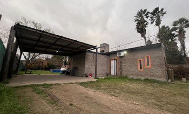 Casa en esquina de dos dormitorios y amplio patio en  Ibarlucea