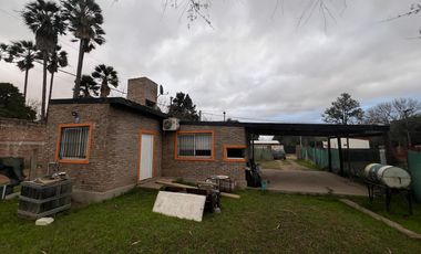 Casa en esquina de dos dormitorios y amplio patio en  Ibarlucea