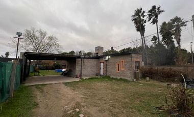 Casa en esquina de dos dormitorios y amplio patio en  Ibarlucea